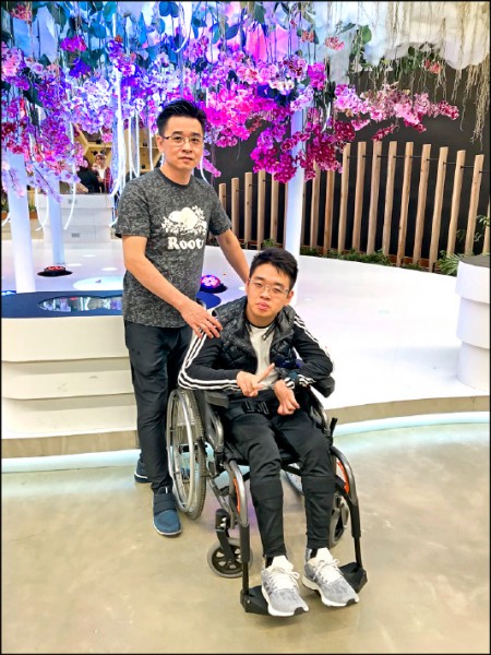 即便孩子行動不便，全家還是會抽空到處玩。（王雪芬提供）