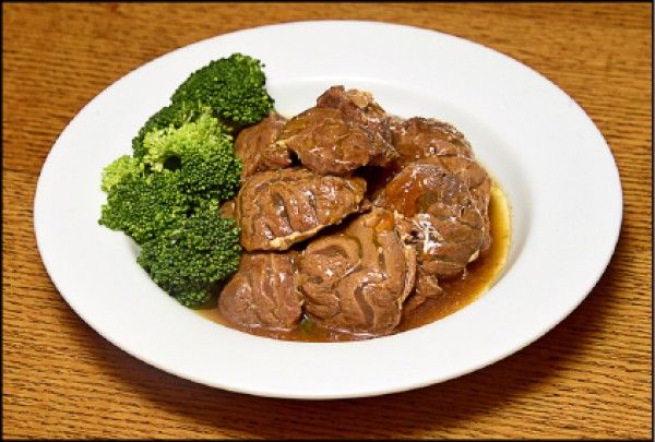 每年「伴爐」總會在年前推出年菜，品項在精不在多，就紅燒獅子頭（一份580元）、紅燒牛腩（一份620元）及無錫排骨（一份600元）3樣，而且採預定才製作。