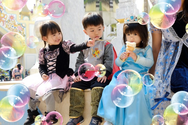 甜蜜魔宮讓小朋友化身小公主、小騎士，走進夢幻的泡泡童話世界。（六福村提供）