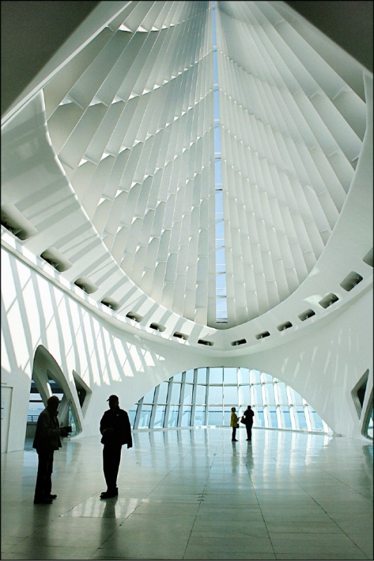 密爾瓦基美術館內挑高27公尺透明天花板的Windhover Hall。