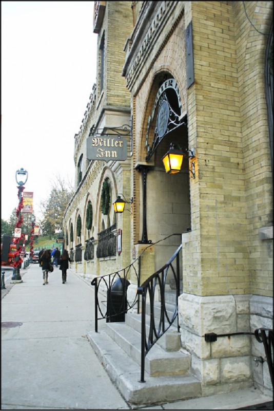 漫步於密爾瓦基，映入眼簾的是一片淡黃色的市容。