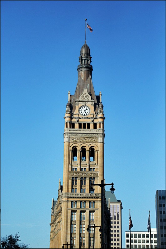 密爾瓦基常見由淡黃色陶土製成的建築，被當地人暱稱為「奶油城市」。