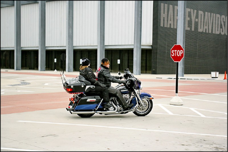 前往哈雷機車博物館朝聖的哈雷機車迷。