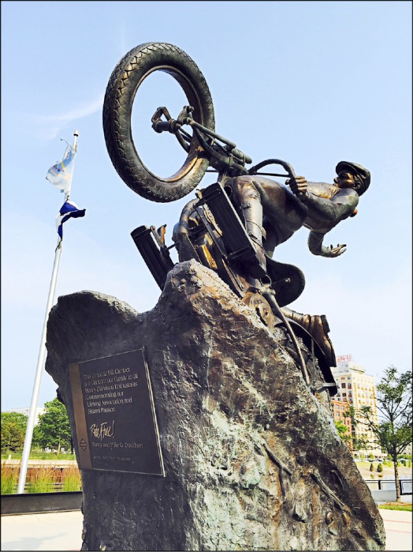 哈雷機車博物館外的雕塑，呈現哈雷機車的豪邁感。