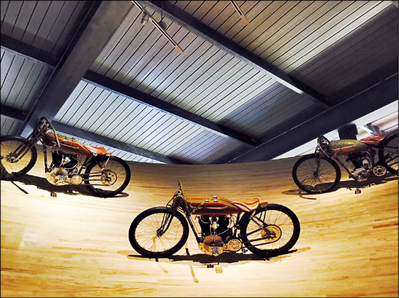 哈雷機車博物館內的Club & Competition重現了10～20年代，世紀初期最流行的板道賽車場景及該品牌製造的賽車。