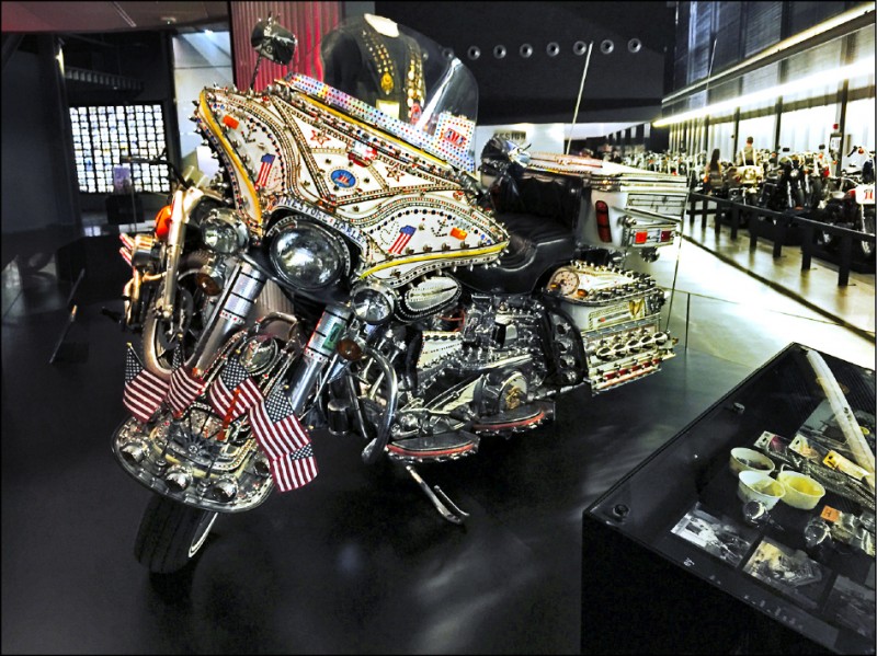 哈雷機車博物館內展示的Rhinestone Glide，是被公認世上裝飾得最華麗的客製機車。