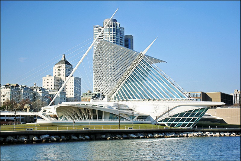 密爾瓦基美術館外觀有如一隻雪鶴，相當引人注目。