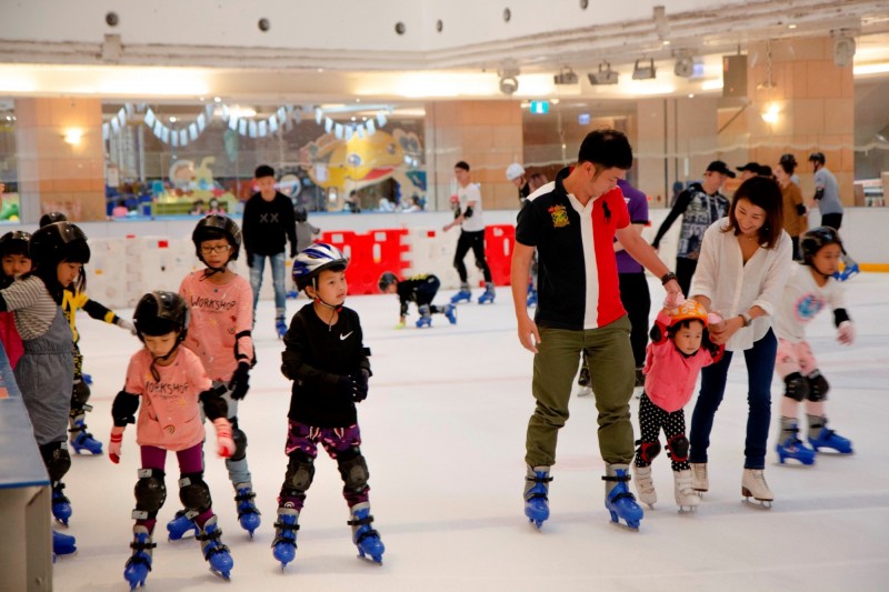 義大世界購物廣場的「北極熊滑冰世界」，是大小朋友體驗滑冰趣的好地點。（義大世界提供）