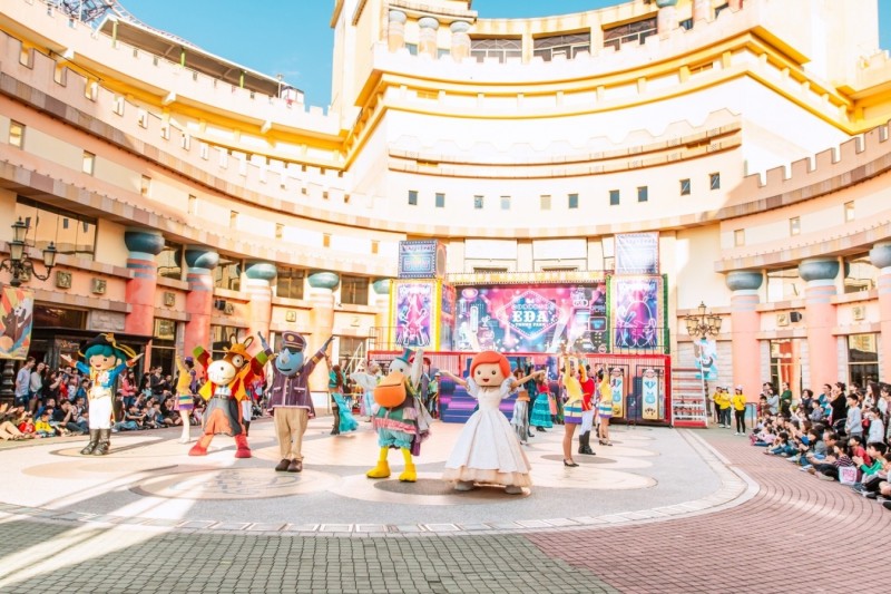 主題樂園每逢假期人潮熱絡，爸媽們趁假期帶小朋友出門遊玩。（義大世界提供）