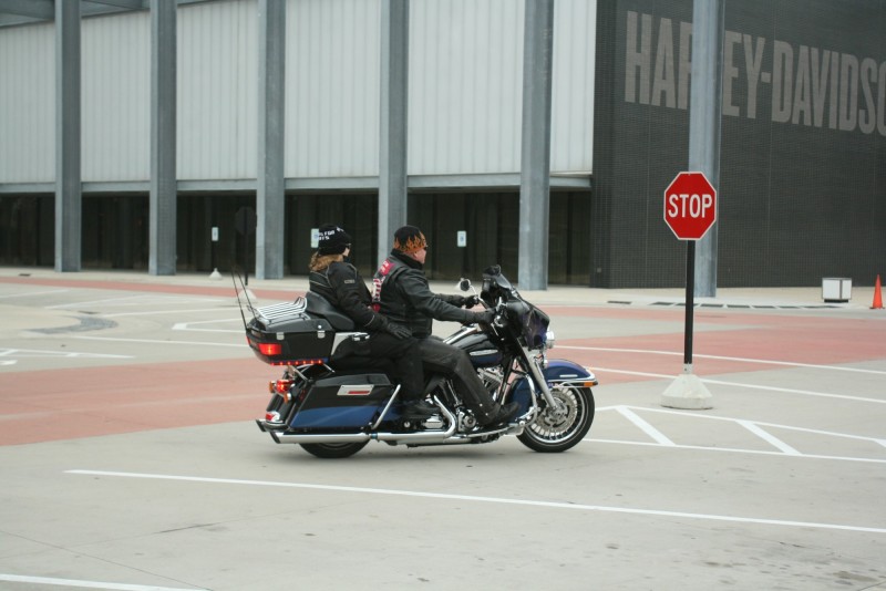 前往哈雷機車博物館朝聖的哈雷機車迷。（王愛理攝）