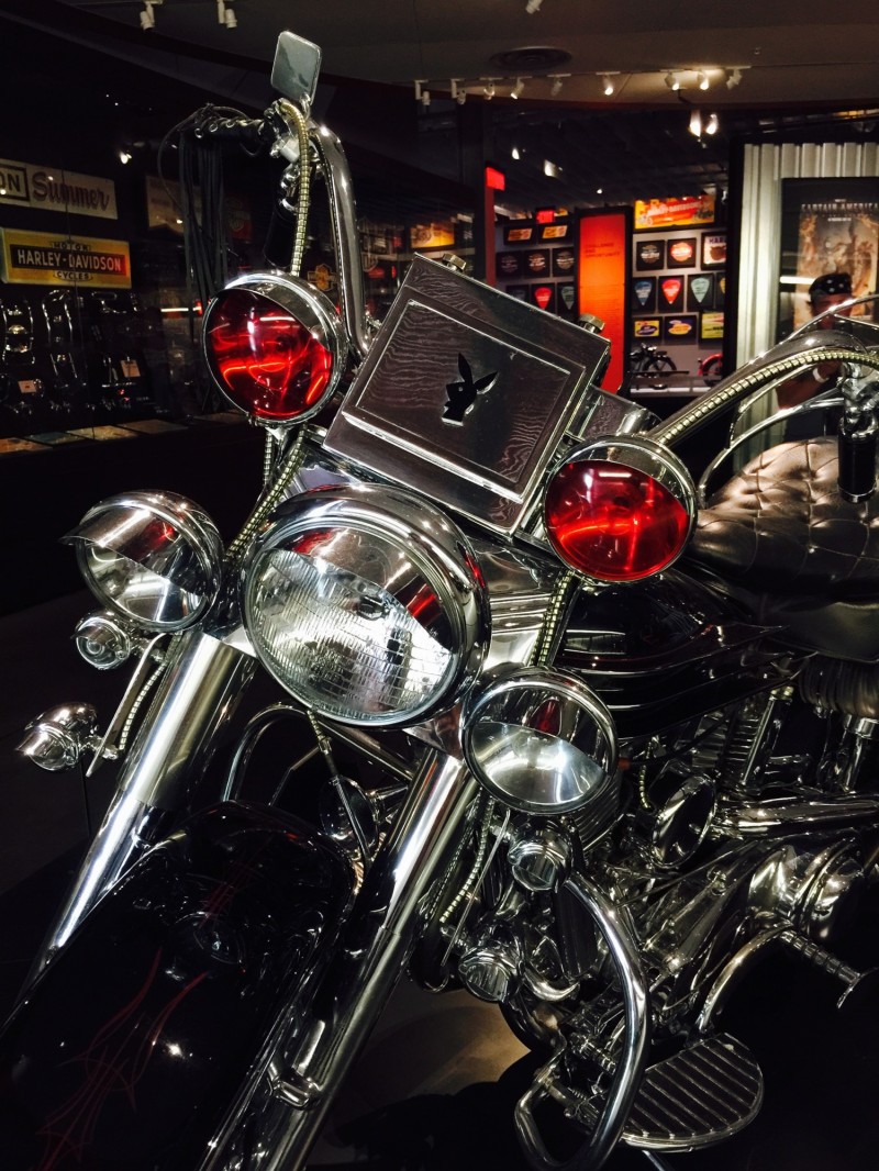 在客製機車區展示著各款客製哈雷機車。（王愛理攝）