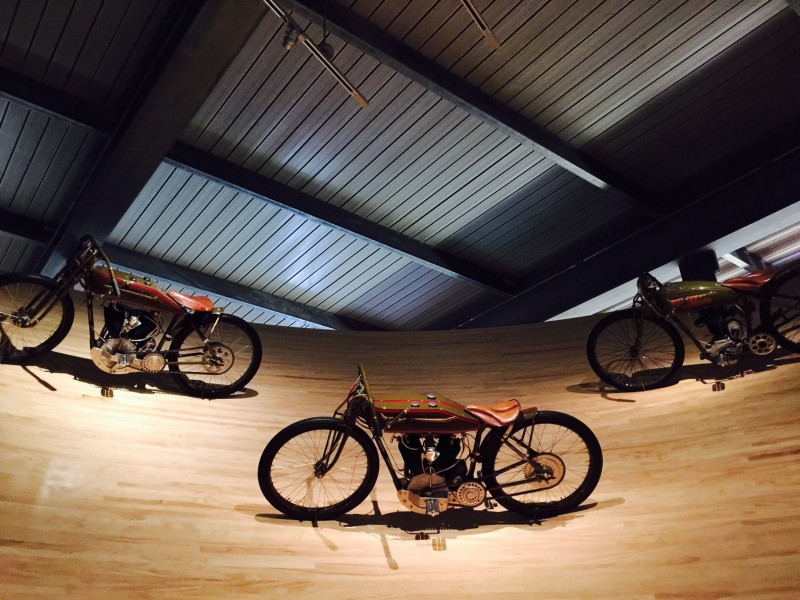 哈雷機車博物館內的Club &amp; Competition重現了10至20年代世紀初期最流行的板道賽車場景，以及該品牌製造的賽車。（王愛理攝）