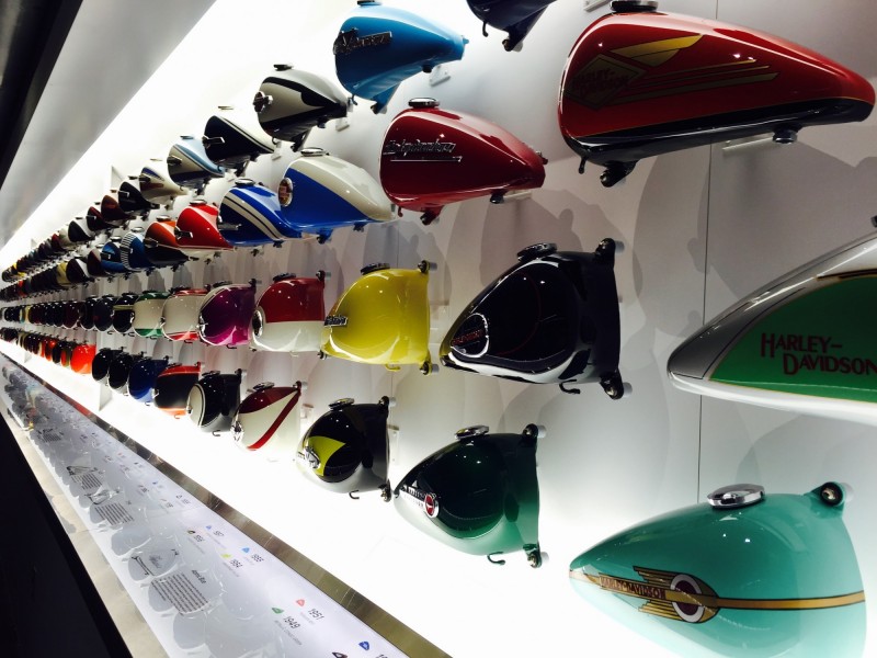 哈雷機車博物館內的油箱牆，展示著自1903年來一些珍貴的客製款。（王愛理攝）