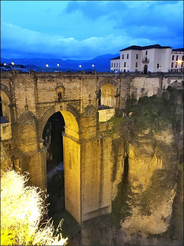 隆達「新橋」是有200多年歷史的古蹟。