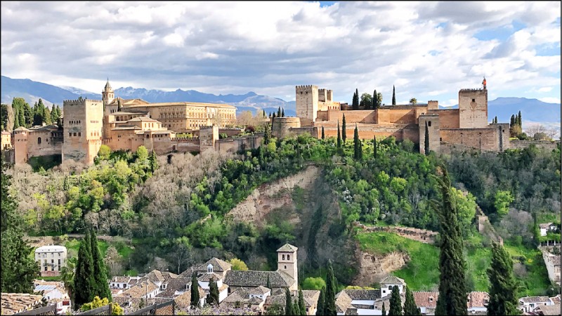 由阿爾拜辛區遠眺阿蘭布拉宮。