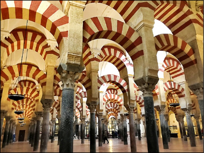 重複延伸的馬蹄形拱門，形成哥多華清真寺的「圓柱之森」。