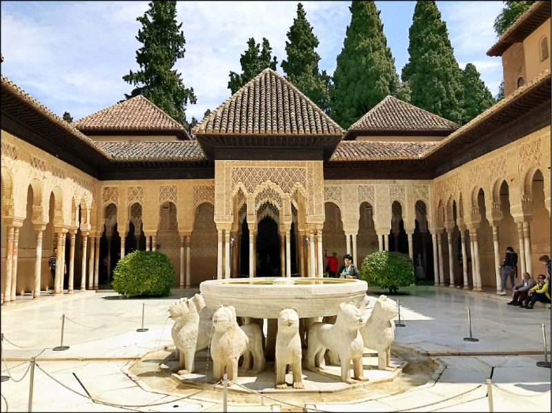 阿蘭布拉宮的獅子庭院。