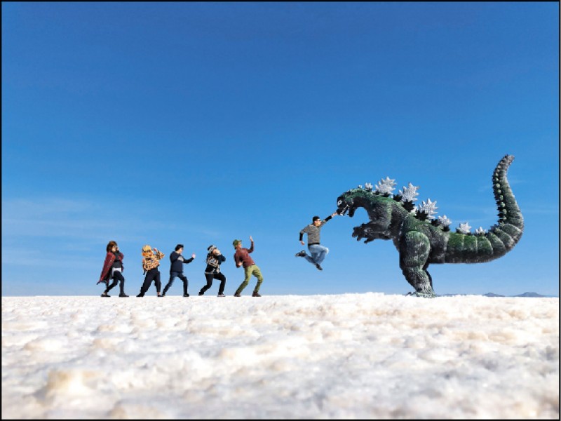 司機自行準備的恐龍玩偶，提供大家借位拍照。