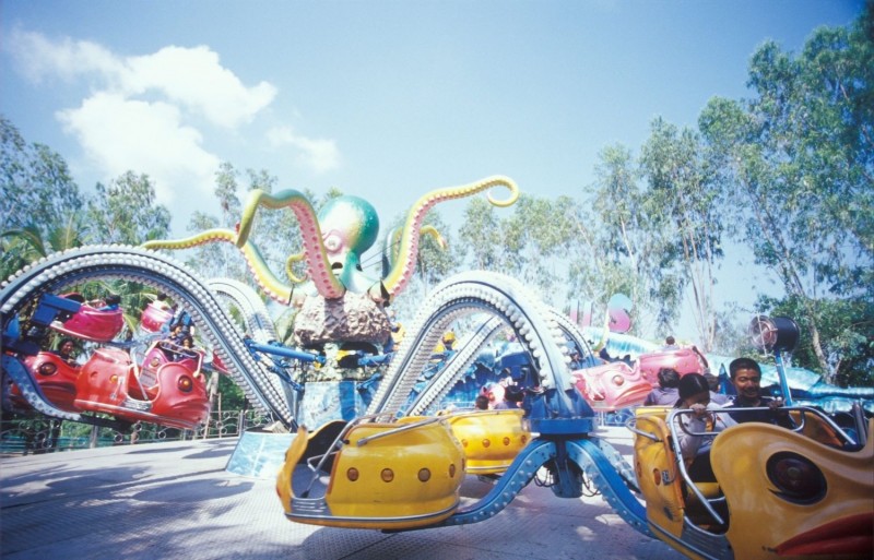 主題樂園是全家暢玩好去處，大人小孩遊玩各項遊樂設施歡度時光。（泰國觀光局提供）