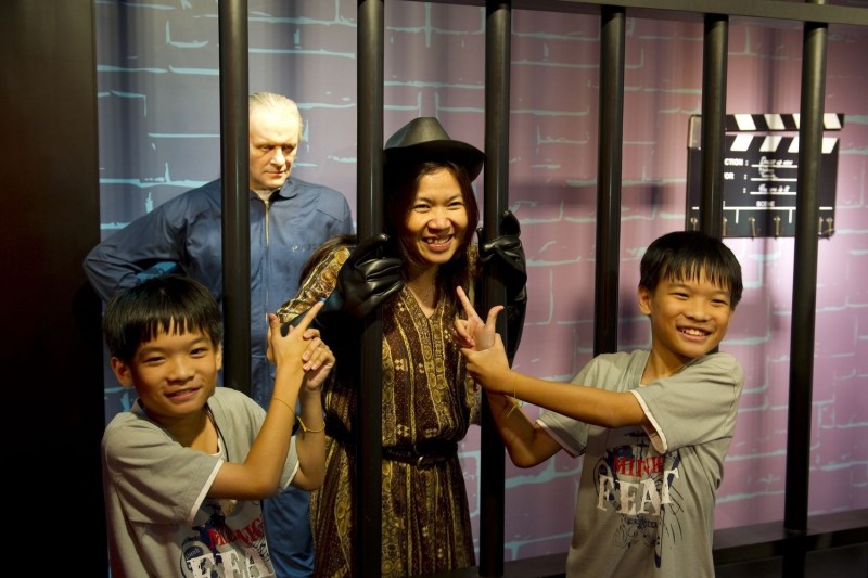 在曼谷杜莎夫人蠟像館，大人小孩都可和自己喜歡的人物相見歡。（泰國觀光局提供）