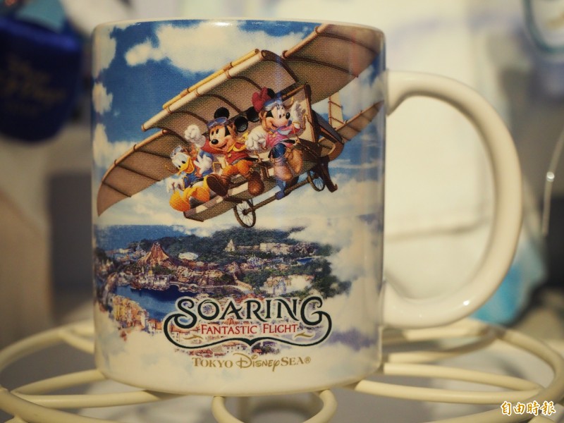 搭配「翱翔：夢幻奇航」正式登場，東京迪士尼度假區還會推出相關的特別商品，圖為馬克杯。（記者周幸叡攝）