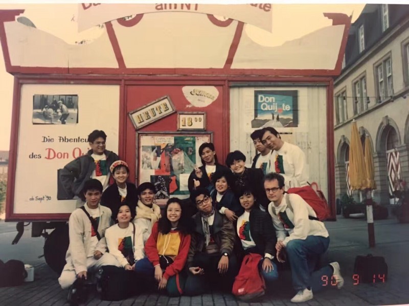 魔奇兒童劇團1990年赴奧地利與德國海德堡演出的照片。後排左1為李永豐、前排左1為利政南、左3為蔡毓芬。（紙風車提供）