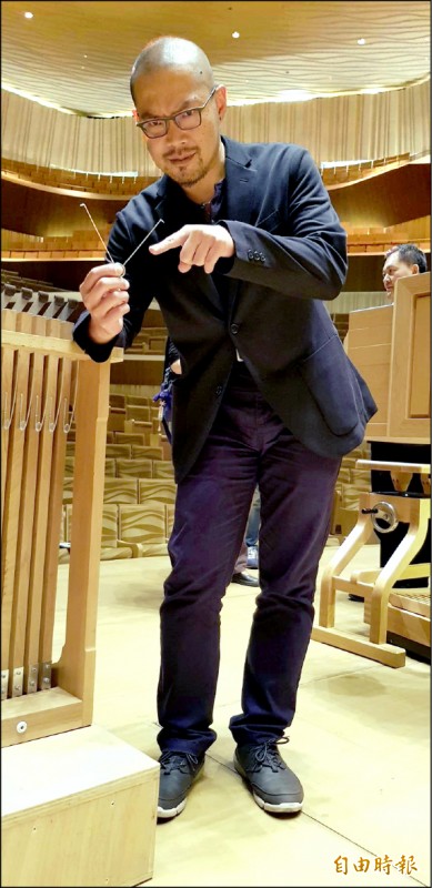 衛武營總監簡文彬出示管風琴斷裂彈簧。（記者陳文嬋攝）