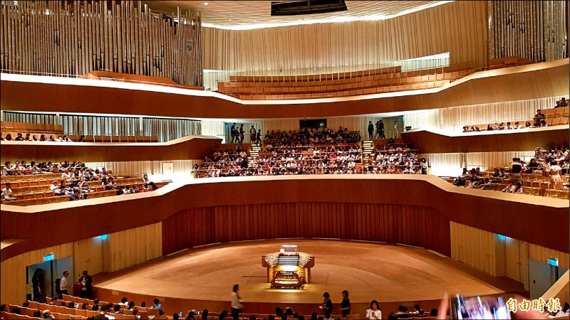 卡麥隆的演出，使用移動式琴台在舞台中央。（記者凌美雪攝）