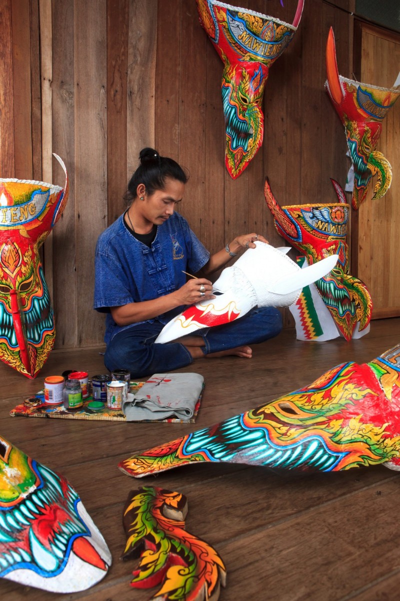 皮塔空節慶活動的主要特色是各式各樣的彩色面具。（泰國觀光局提供）