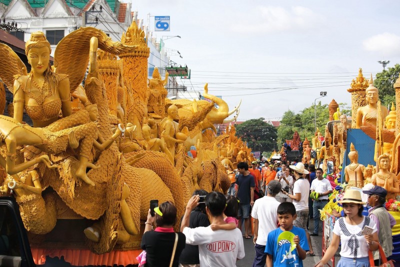 蠟燭節期間，當地居民創作的大型蠟燭雕塑作品將放置在花車上遊行。（泰國觀光局提供）