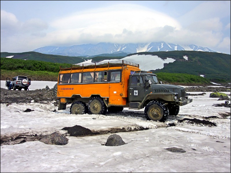 乘坐冰川越野車，感受壯闊的風景。