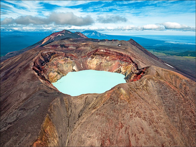 堪察加火山群中，錯落著形狀各異的火口湖。