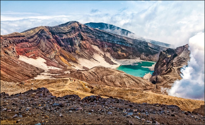 堪察加有著世界著名的高密度活火山群，常可見間歇泉此起彼落噴著白煙。