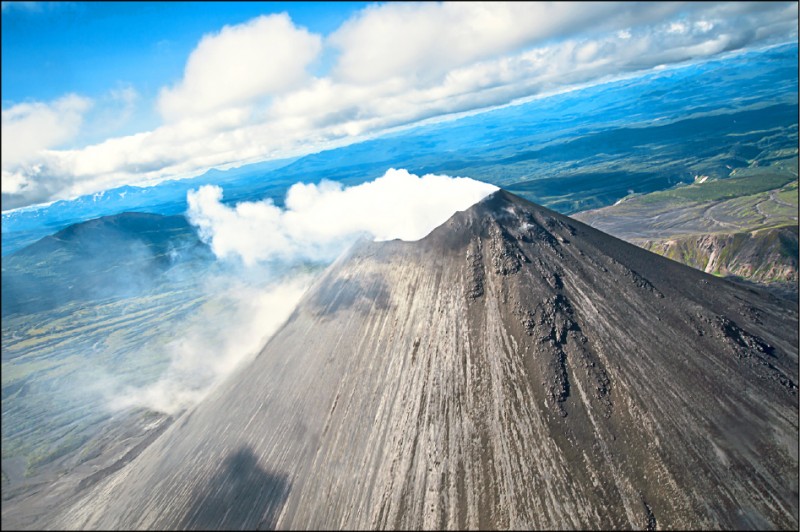 在直升機上鳥瞰火山噴發的奇景，既壯觀又刺激。
