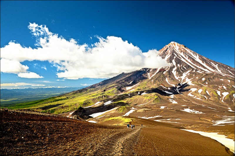 堪察加半島，一個冰與火交融並存的地方，火山、溫泉、間歇泉形成獨一無二的的地貌。
