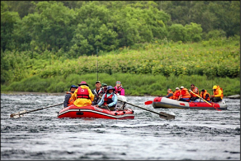 乘氣墊船在森林溪流間漂流，釣鮭魚、看棕熊。