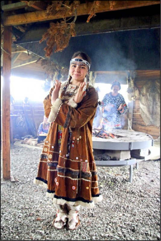 在鹿皮房屋居住的堪察加原住民。