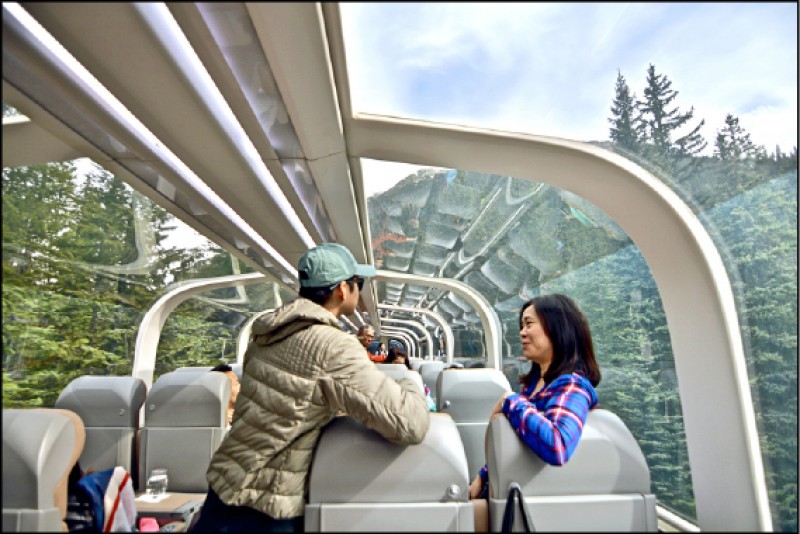 洛磯山之光為景觀火車，車廂內的全景觀景玻璃窗可360度瀏覽窗外的洛磯山美景。