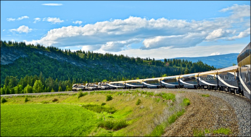 洛磯山之光火車慢悠悠穿山越嶺，沿途行經不同地點，可欣賞各種自然美景。