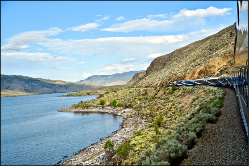 搭乘洛磯山之光隨它漫遊洛磯山脈，一路上的自然風光讓旅客大飽眼福。