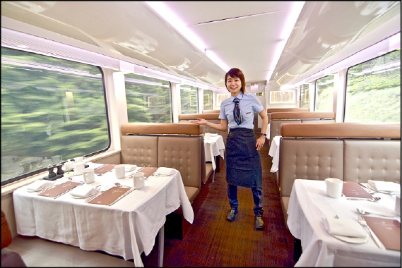 洛磯山之光的金葉車廂為雙層車廂，下層車廂為餐車，提供旅客餐點服務。