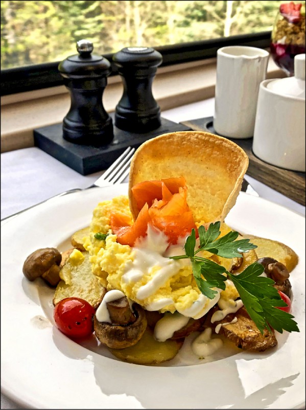 洛磯山之光白日行駛、傍晚停靠，火車上提供早、午餐及點心服務。