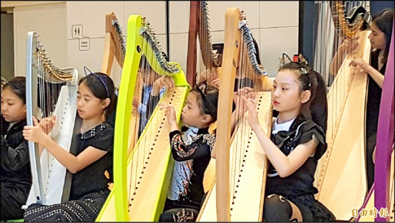 此次豎琴節也有小朋友參與演出的場次，專注神情萌翻觀眾。（記者凌美雪攝）