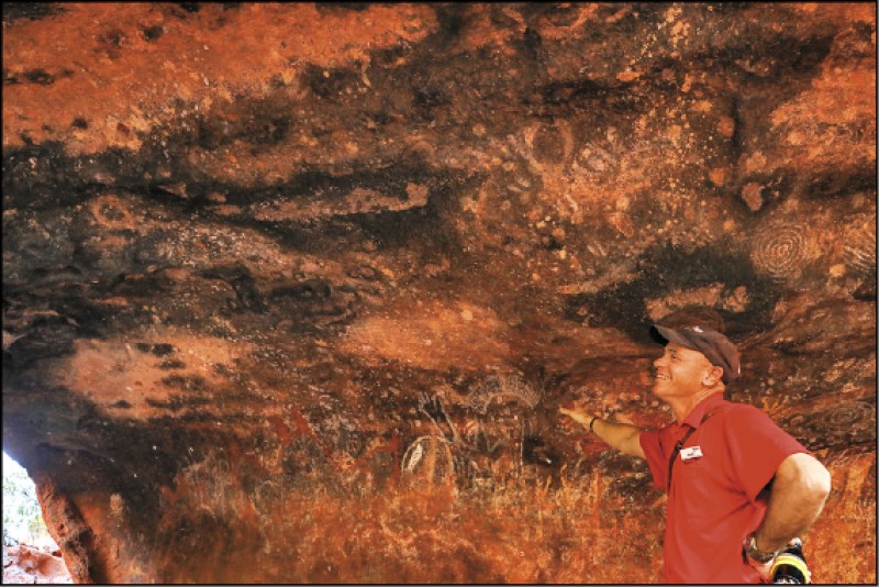 導遊生動講解烏魯魯洞穴裡的壁畫故事。