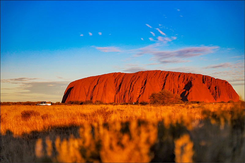 被西斜陽光染上整身紅的烏魯魯。