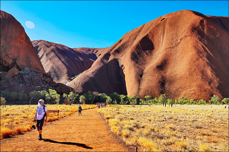 走入巨大烏魯魯，感受震撼。