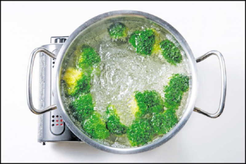 水煮調理會降低蔬菜中維他命和β-胡蘿蔔素含量，其中損失最多的是維他命C，高達60%！