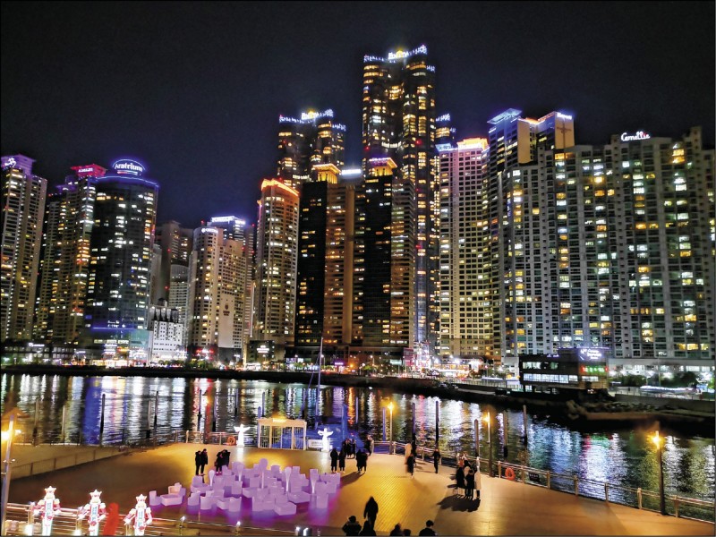 冬柏島入口處的夜景燦爛奪目。