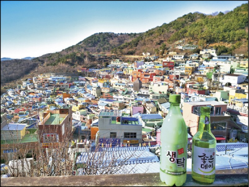 登上甘川洞文化村的天空之巔眺望周邊風光。