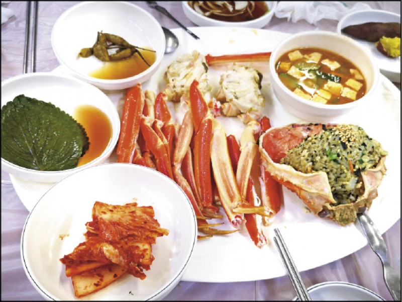 蟹黃炒飯與清蒸長腳蟹肉。